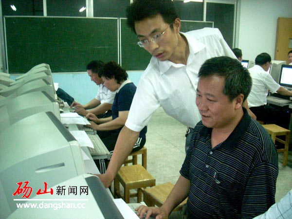 砀山中学一名教师在为县委书记张祥根进行计算机网络知识辅导