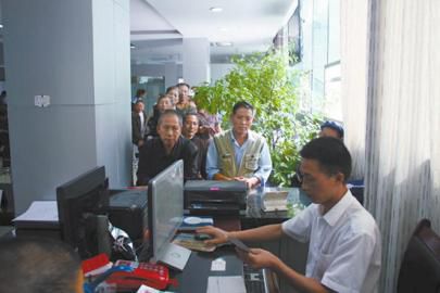 宣汉县政务服务中心窗口为群众服务。资料图