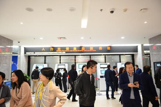 金华市行政服务中心内。浙江省人社厅供图 金华市行政服务中心内。浙江省人社厅供图