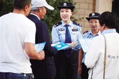 <p>　　耐心宣讲网上公安业务。</p>
