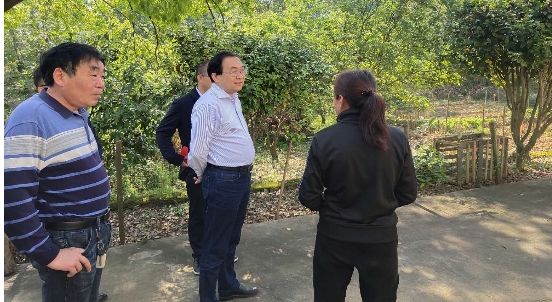 宁乡市委书记周辉(中)在花明楼镇靳源村慰问走访贫困户彭龙之