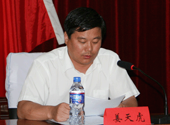 图为兴安盟行署办公厅副秘书长姜天虎讲话