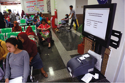 在印度尼西亚雅加达一家医院，一台受到勒索软件影响的取号机被停用