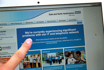 一名英国女子观看遭到病毒攻击的网页。