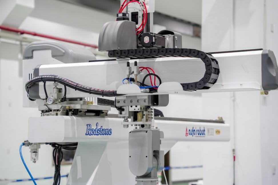 为何建议你选择艾尔发注塑机机械手?